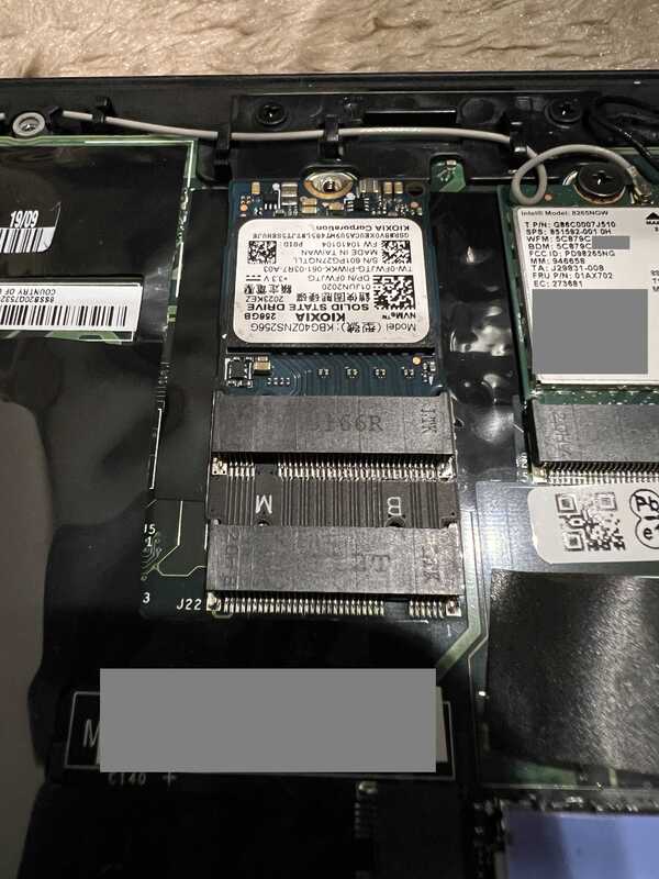 アダプタによって装着されたSSD